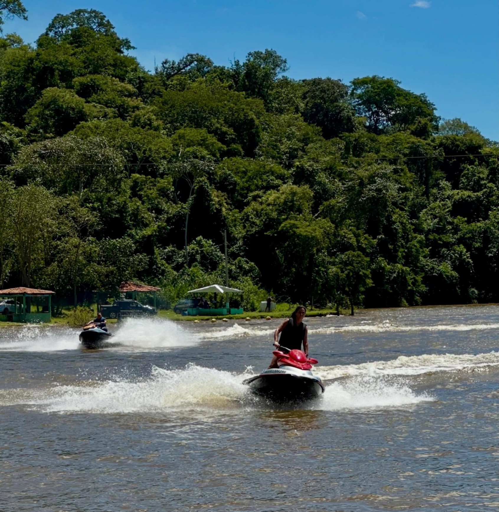 Jet skis cruzando o lago