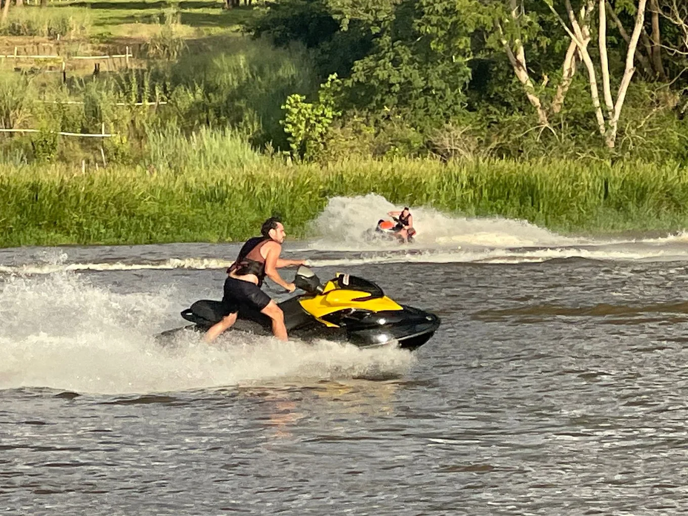 Aventura de jet ski ao entardecer